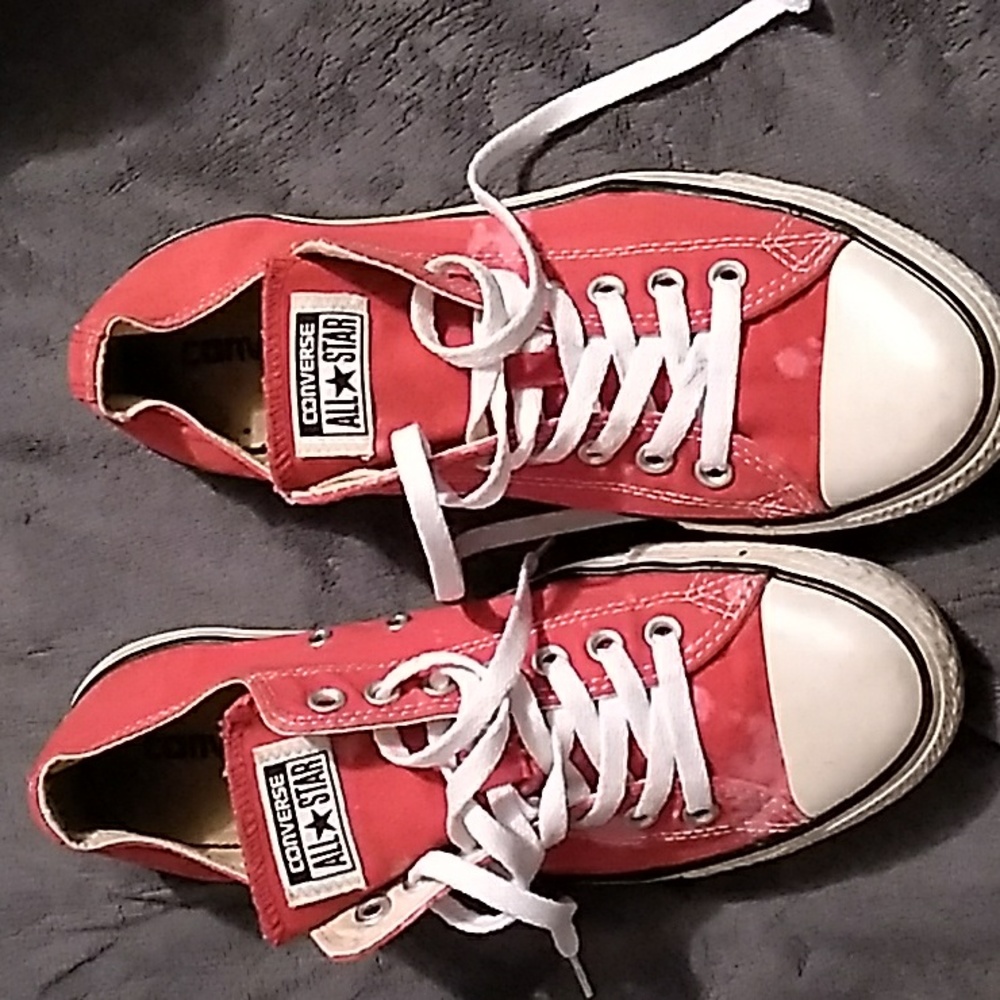 Unisex red lowtop Converse, women's size 11 men's size 9